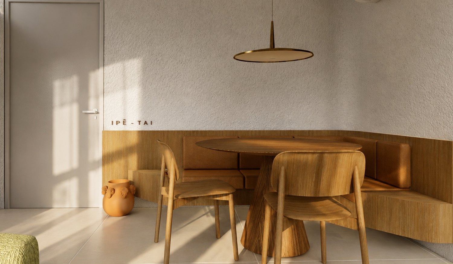 Canto de refeições do Apto Tai, com mesa e cadeiras em madeira sob luz natural