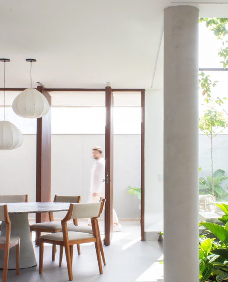 Sala de jantar com luminárias de fibra natural, Casa Noor