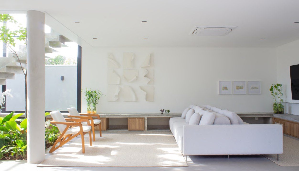 Sala de estar integrada ao jardim interno, Casa Noor