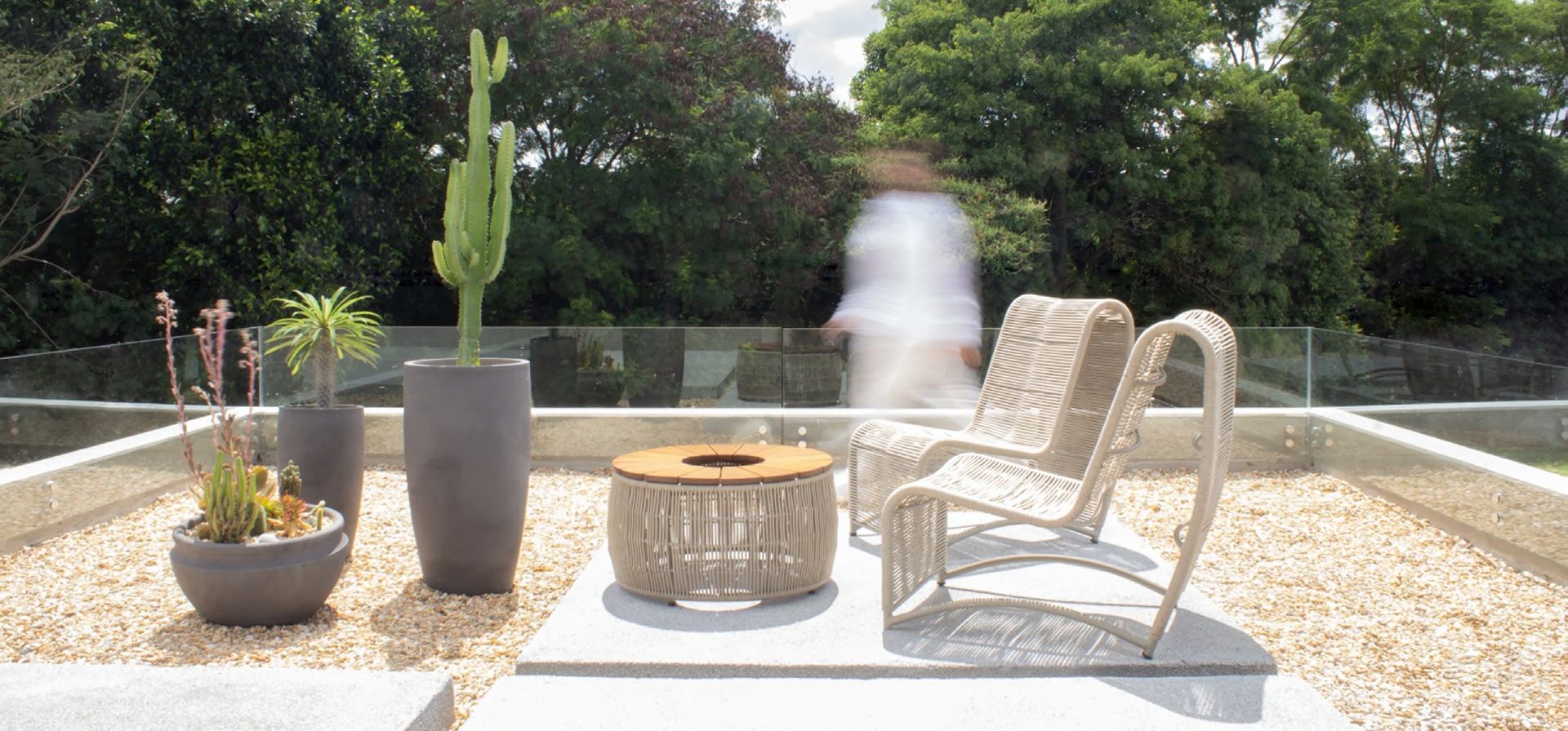 Terraço com cactos e mobiliário externo, Casa Noor